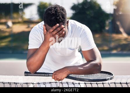 Verlierer, Tennis und Black man Fitness, für Spiele und Verlierer mit Kopfschmerzen draußen auf dem Platz. Psychische Gesundheit, afroamerikanischer Mann und Sportler mit Stress Stockfoto