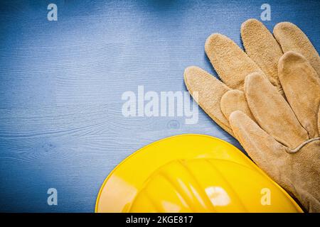 Schutzhandschuhe Schutzhelm auf Holzbrett horizontale Ausführung. Stockfoto