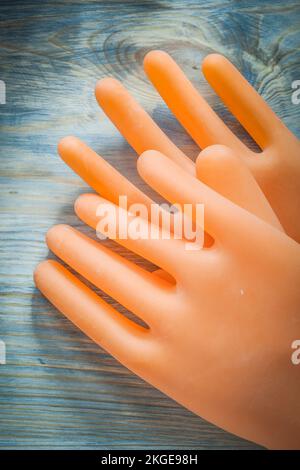 Isolierhandschuhe auf Holzplatte Draufsicht Stromkonzept. Stockfoto