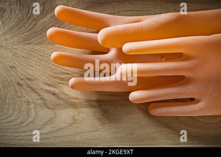 Isolierhandschuhe auf Holzbrett. Stockfoto