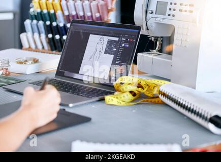 Mode, Designer und Laptop für eine Skizze oder Zeichnung für die Bekleidungsherstellung in einer Schneiderwerkstatt oder Fabrik für kreative Ideen. Die Hand der Frau an Stockfoto