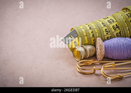 Messen von flexiblen Linealen mit Holzgewindeschneidbolzen und Sicherheitsbolzen. Stockfoto