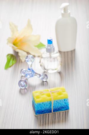 Massagegerät Flaschen Schwamm, Seife und Blume Stockfoto