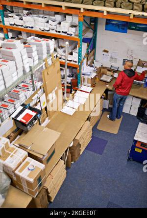 Qualitätssicherung in der Fertigung. Aufnahme eines Arbeiters aus einem großen Winkel in einem Distributionslager. Stockfoto