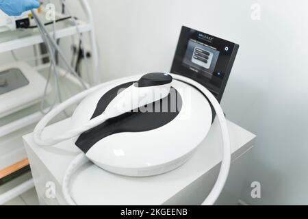 Nahaufnahme einer modernen p.l.e.a.s.e Lasermaschine in der modernen Schönheitsklinik. Hochwertiges Foto Stockfoto