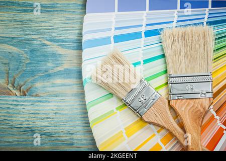 Farbkeimsammler-Farbpinsel auf Holzbrettern Baukonzept. Stockfoto