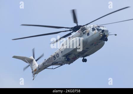Präfektur Kanagawa, Japan - 15. Juli 2014: Japan Maritime Self-Defense Force Sikorsky MH-53E Sea Dragon Airborne Mine Gegenmaßnahmen Helicopter. Stockfoto