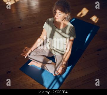 Meditation, Yoga oder Seniorin in Pilates Lotus posieren für Wellness, Zen Energie oder Chakra Training Draufsicht auf dem Boden. Einstellung, Bewegung oder ältere Menschen für Stockfoto