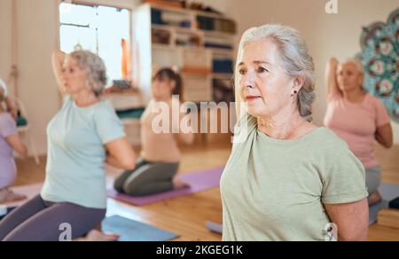 Fitness, Yoga und Seniorinnen trainieren Körper, Atmung und Achtsamkeit zusammen in einem Studio. Wellness, Meditation und Zen Senioren Stockfoto