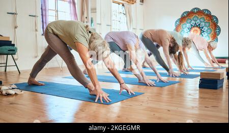 Yoga-Kurs, Bewegung und alte Menschen, die sich während des Trainings und Fitness-Training mit einer Gruppe für Gesundheit und Wellness im Ruhestand dehnen. Alte Leute Stockfoto