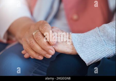 Ältere Frau, Händchenhalten und Nahaufnahme von Unterstützung, Pflege und Vertrauensbeziehung, die miteinander verbunden sind. Liebe, Freunde, entspann dich und Dankbarkeit für die Senioren Stockfoto