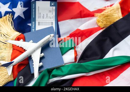 Nationale VAE, US-Flaggen, Spielzeugflugzeug und Pässe Stockfoto