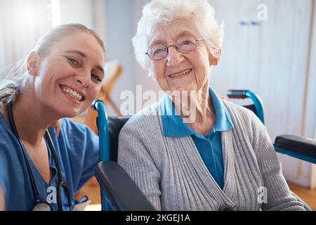 Krankenschwester, Porträt lächeln und medizinisch für Altenpflege, Seniorenheim oder Besuch vom Arzt für Termin oder Check-up. Glückliche Seniorin, mit der sie lächelt Stockfoto