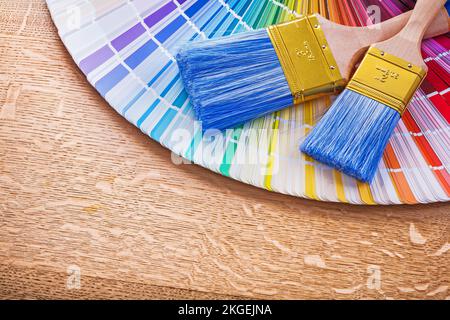 Farbpinsel und mehrfarbiger pantone-Lüfter auf Holzplatten Wartungskonzept Stockfoto