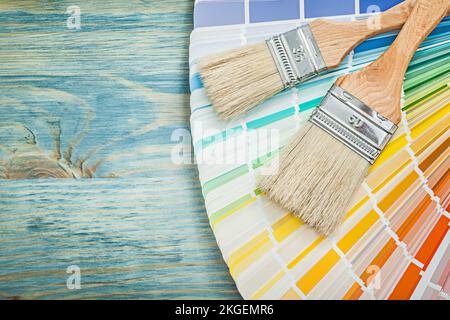 Pantone Fan-Pinsel auf Holzbretterbaukonzept. Stockfoto