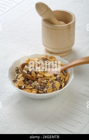 zerstoßen Sie im Mörser mit Schale Stockfoto