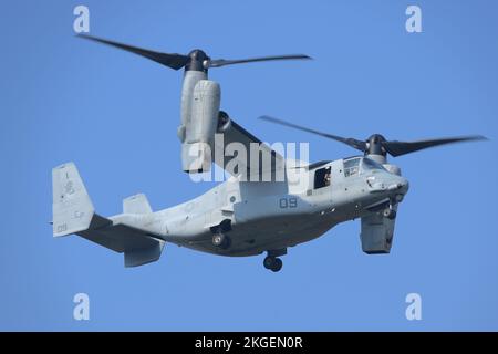 Präfektur Kanagawa, Japan - 15. Juli 2014: United States Marine Corps (USMC) Bell Boeing MV-22B Osprey Tiltrotor Militärtransportflugzeug von VMM Stockfoto