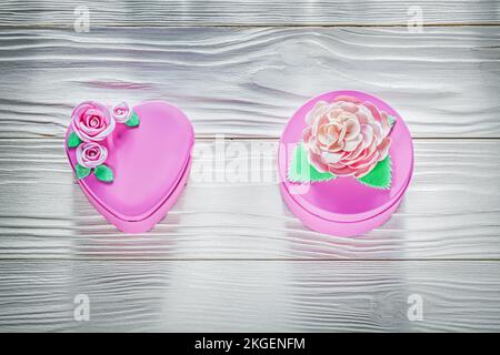 Pinkfarbene Geschenkboxen aus Metall auf Holzbrettern Konzept für Feiern. Stockfoto