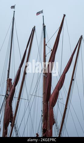 Masten, Takelung, Flaggen und gezackte Segel auf einem Segelschiff Stockfoto