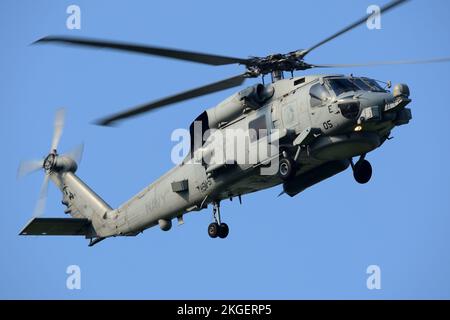 Präfektur Kanagawa, Japan - 15. Juli 2014: Marine der Vereinigten Staaten Sikorsky MH-60R Seahawk Seehubschrauber von HSM-51 Warlords. Stockfoto