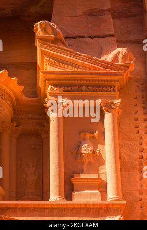 Petra, Jordanien, bietet einen detaillierten Blick auf das Finanzministerium, Al Khaznov, eines der neuen sieben Weltwunder Stockfoto