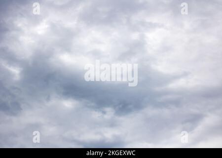 Verschwommener Himmelshintergrund mit dunklen Wolken Stockfoto