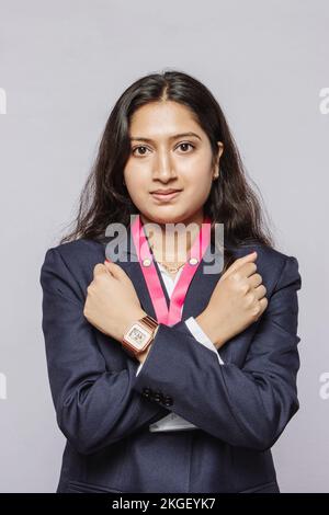 Advocate to Stop Violence Against Women: Corporate Professional gibt eine Hand-Hand-Geste gegen die Arbeitsplatzüberlastung. Symbolisieren Ausbeutung. Stockfoto