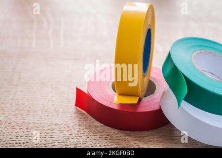 Isolierbandrollen auf Holzbretterbaukonzept Stockfoto