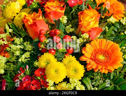 Nahaufnahme des Bouquet mit gelben, roten und orangefarbenen Blumen. Blumenhintergrund. Stockfoto