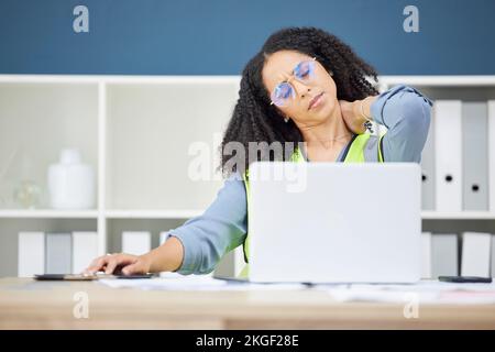Architektin, Notebook und Nackenschmerzen in Stress, Burn-out oder überarbeitet im Büro. Afroamerikanische Mitarbeiterin mit Nackenschmerzen Stockfoto