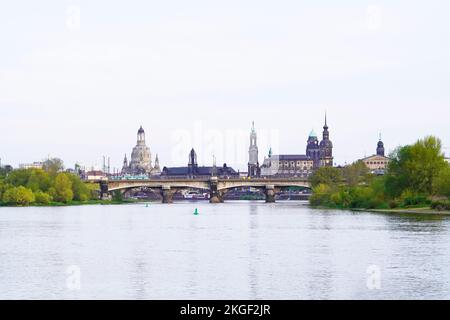 Blick auf die Stadt Dresden vom Ufer der Elbe. Stockfoto