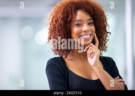 Ich habe den Preis im Auge. Porträt einer jungen afroamerikanischen Geschäftsfrau, die selbstbewusst in die Kamera lächelt. Stockfoto