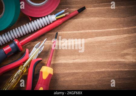 Scharfe Zange isolierter Schraubendreher Wellrohr Elektrodrähte Isolierband. Stockfoto