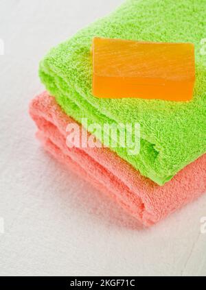 Seife auf Handtücher Stockfoto