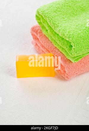Seife mit Handtüchern Stockfoto