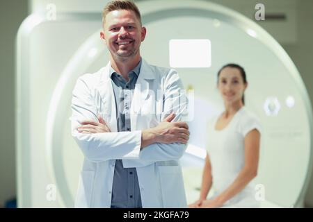 Glücklicher Therapeut oder mrt-Spezialist mit Patient in der Klinik Stockfoto