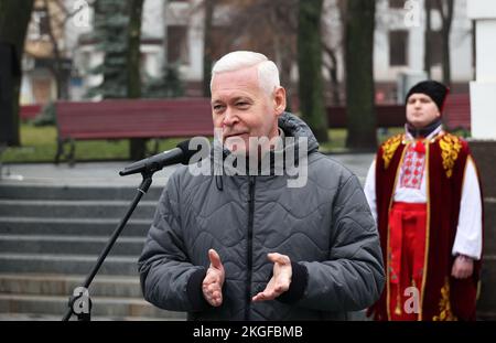 Nicht exklusiv: CHARKIV, UKRAINE - 21. NOVEMBER 2022 - Bürgermeister von Charkiv Ihor Terekhov spricht während der Verleihung der Gedenkmedaille 'Charki Stockfoto