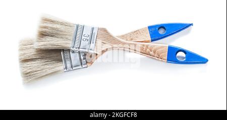 Zwei Farbpinsel mit Naturborsten und Holzgriffen isoliert auf weiß Stockfoto