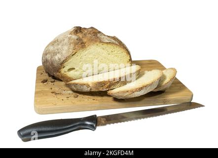 Ein Laib geschnittenes Brot auf einem Holzbrett auf transparentem Hintergrund Stockfoto
