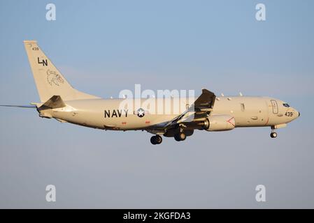 Präfektur Kanagawa, Japan - 28. März 2015: US Navy Boeing P-8A Poseidon Multimission Maritime Aircraft von VP-45 Pelicans. Stockfoto