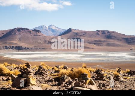 Laguna Morejon oder Morijon auf 4.855m m Höhe mit Vulcano Utucuncu im Hintergrund in den bolivianischen Hochebenen, Provinz Sur Lipez, Bolivien Stockfoto