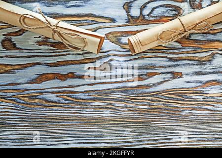 Klassisches Schnurpapier auf Holzbrettern. Stockfoto