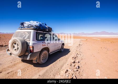 Geländefahrzeug Nissan Patrol of Torre Tours bei einem Halt während der Uyuni-Führung in Bolivien Stockfoto