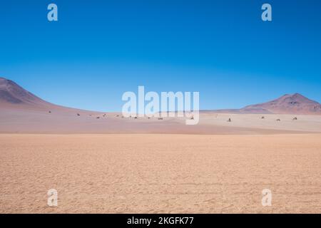 Panoramablick auf die Desierto de Dalí (Dali-Wüste) im Andenschutzgebiet Eduardo Avaroa, Provinz Sur Lípez, Bolivien Stockfoto