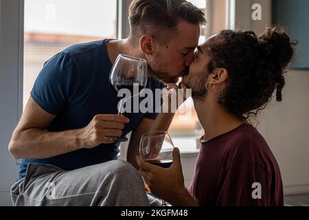 Ein liebenswerter Kuss von einem schwulen Paar Stockfoto