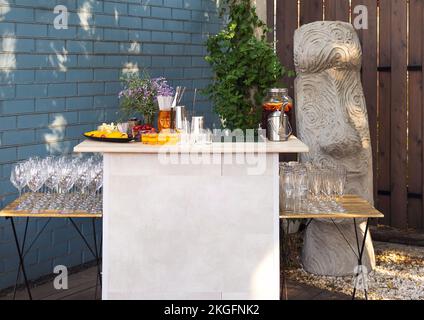Gläser Cocktails an der Bar. Gläser Sekt mit rotem Alkohol. Preraring aperol Spritz Cocktail in der Sommerbar im Freien Stockfoto