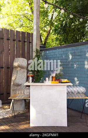 Gläser Cocktails an der Bar. Gläser Sekt mit rotem Alkohol. Preraring aperol Spritz Cocktail in der Sommerbar im Freien Stockfoto