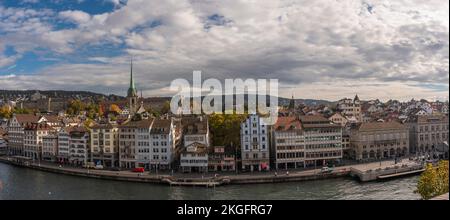 Blick über den Fluss Limmat in die Altstadt von Zürich, Schweiz Stockfoto