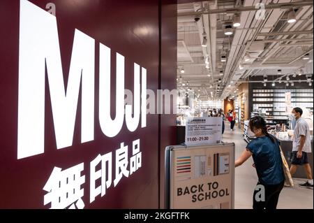 Hongkong, China. 23.. November 2022. Käufer werden im japanischen Haushalts- und Bekleidungseinzelhandel Muji in Hongkong gesehen. Kredit: SOPA Images Limited/Alamy Live News Stockfoto