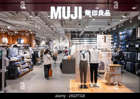 Hongkong, China. 23.. November 2022. Käufer werden im japanischen Haushalts- und Bekleidungseinzelhandel Muji in Hongkong gesehen. Kredit: SOPA Images Limited/Alamy Live News Stockfoto